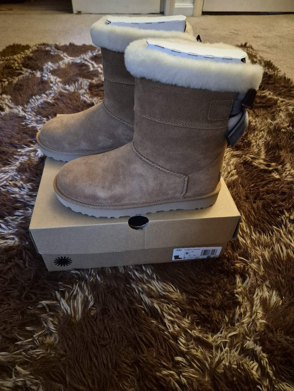 UGG BAILEY SHORT MIXED BOW